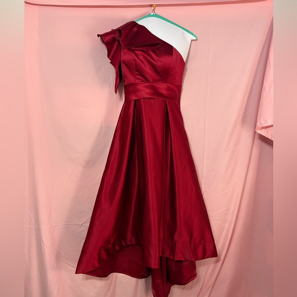 Chic Red One-Shoulder Dress - Picture 1 of 4
